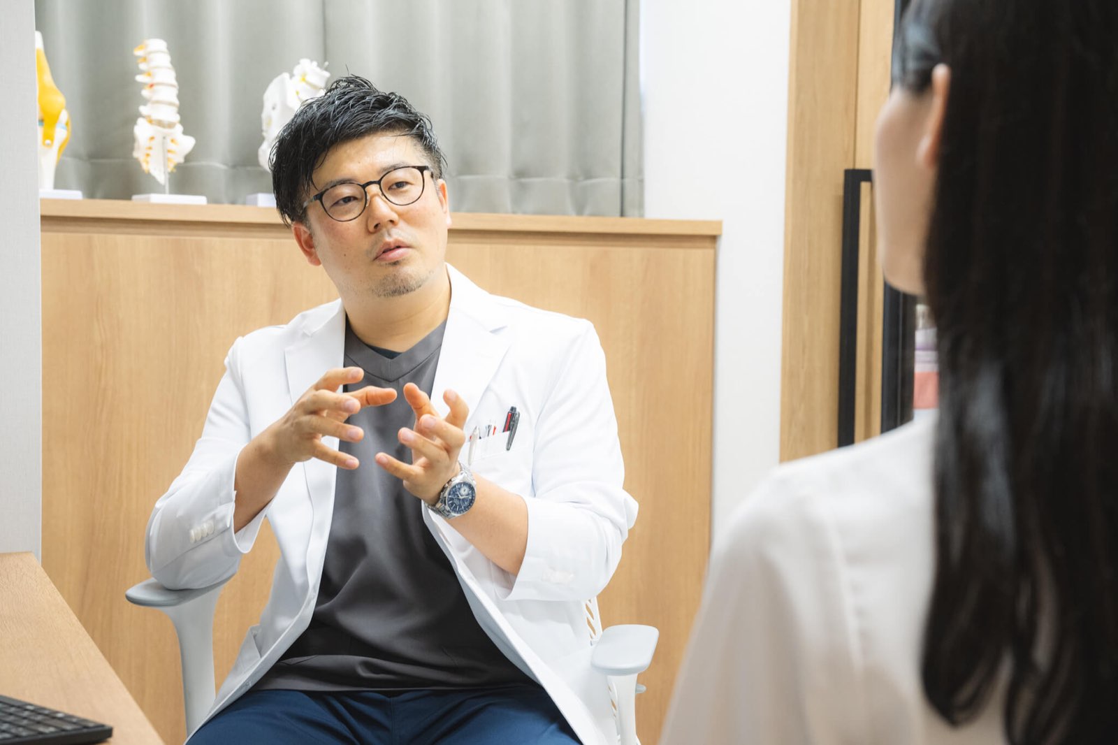 診察室で説明する医師